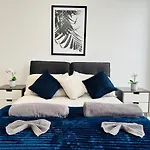 Spacious Central Apartment Close To Major Station