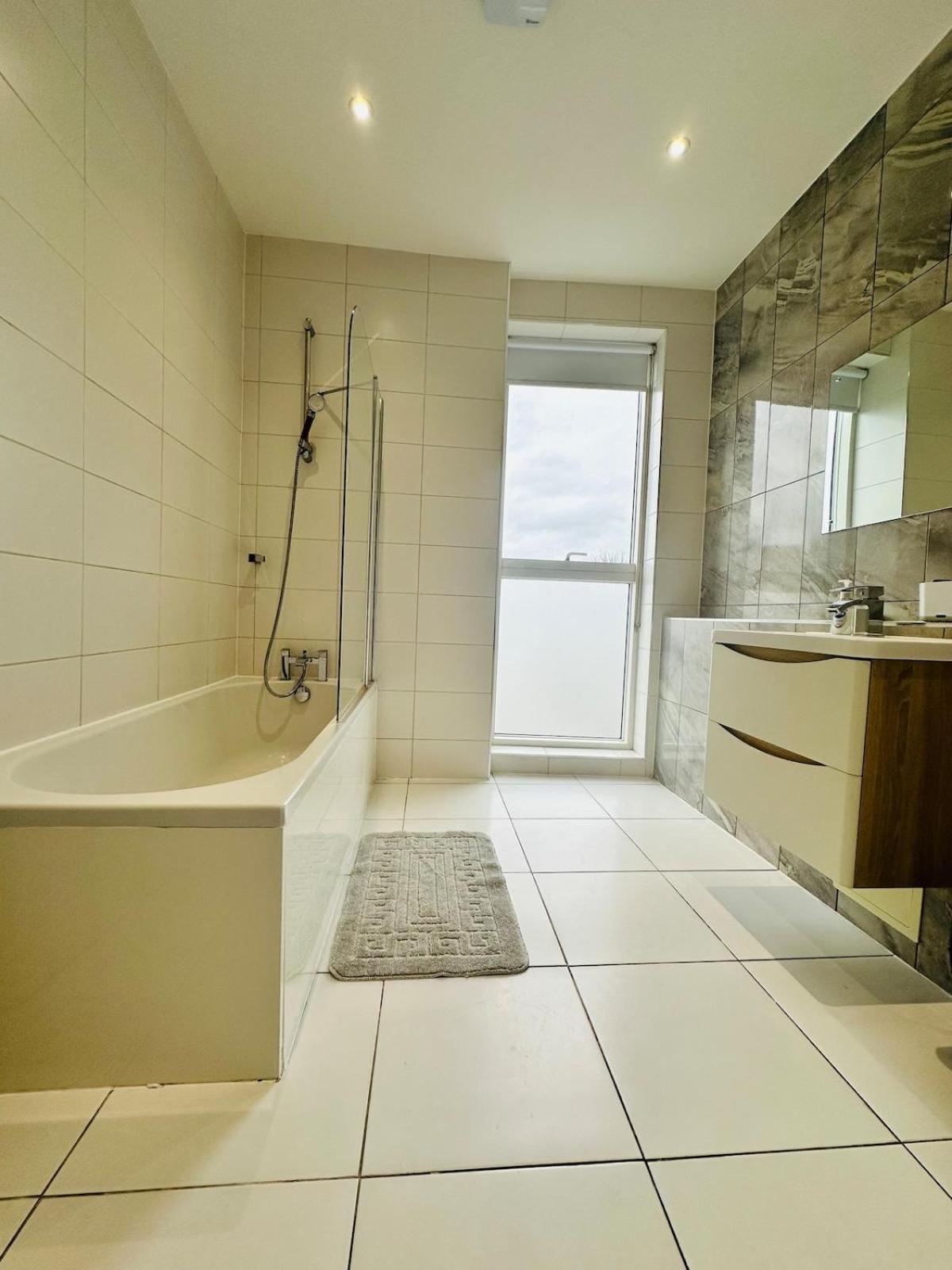 Spacious Close To Major Station Appartamento