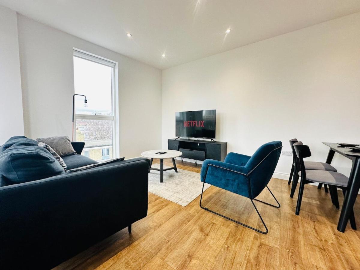 Spacious Close To Major Station *