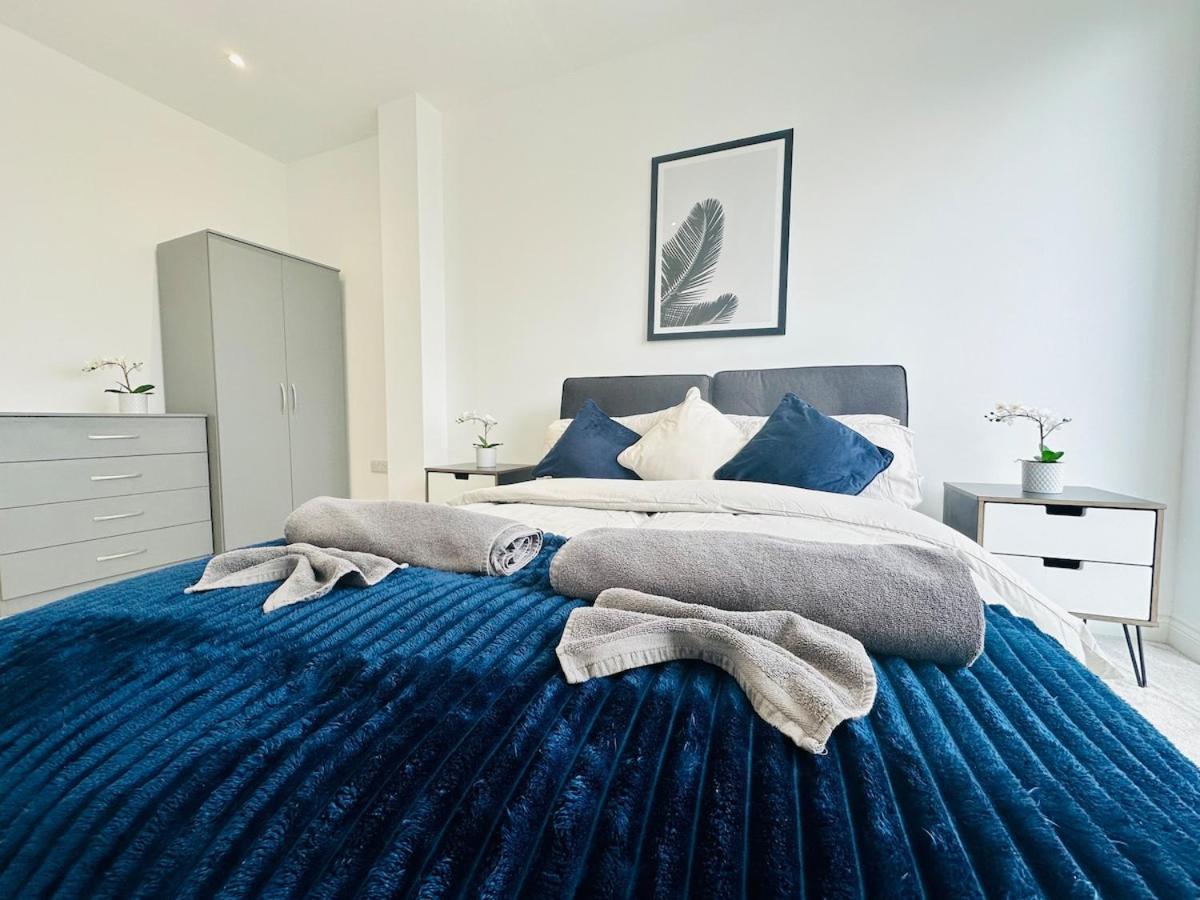 Spacious Close To Major Station Londra