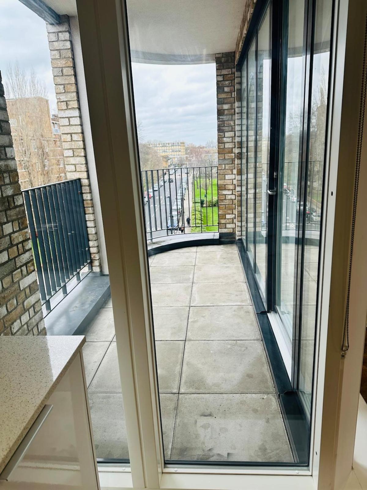 Spacious Close To Major Station *