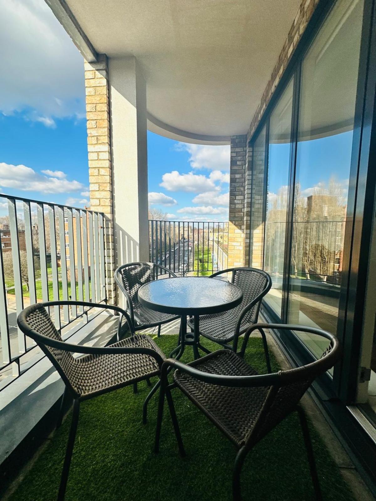 Spacious Close To Major Station